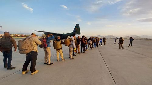 Ministrul apărării, Nicolae Ciucă, la repatrierea celor 15 cetățeni români din Afganistan: A fost o misiune deosebită pentru Armata Română