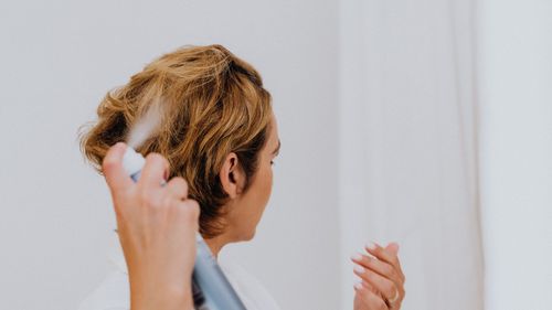 Cum îți faci coafura să reziste toată ziua fără fixativ / Trucurile hairstyliștilor pentru un look natural