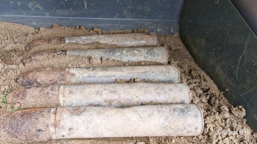 Elevii unui colegiu din Iași trec în online după ce în curtea școlii s-a găsit un depozit de muniție din Al Doilea Război Mondial