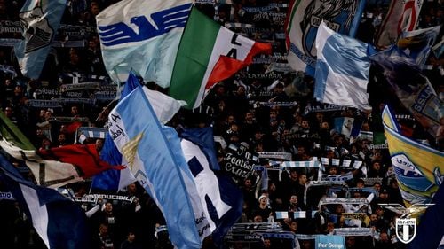 Doi suporteri români ai Lazio Roma nu mai au voie să intre "pe viaţă" pe stadionul clubului după ce au făcut salutul fascist / Incidentele au avut loc duminică la derby-ul cu AS Roma