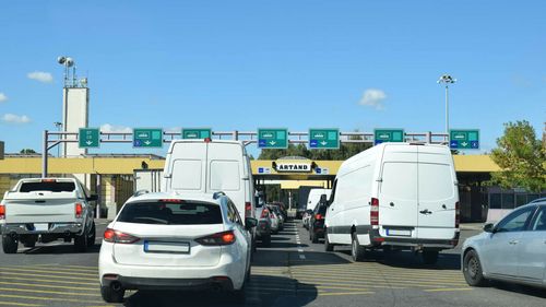 Zece cetăţeni din Irak şi Siria, fără vize sau permise de şedere, au fost depistaţi într-un microbuz la Calafat