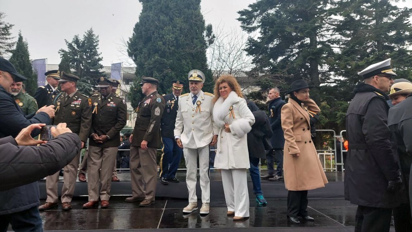 Fostul tenisman Ilie Năstase a participat la festivitățile de Ziua Națională la Constanța, în uniforma de general / A fost însoțit de consulul onorific al Kazahstanului, figură emblematică în administrația Mazăre