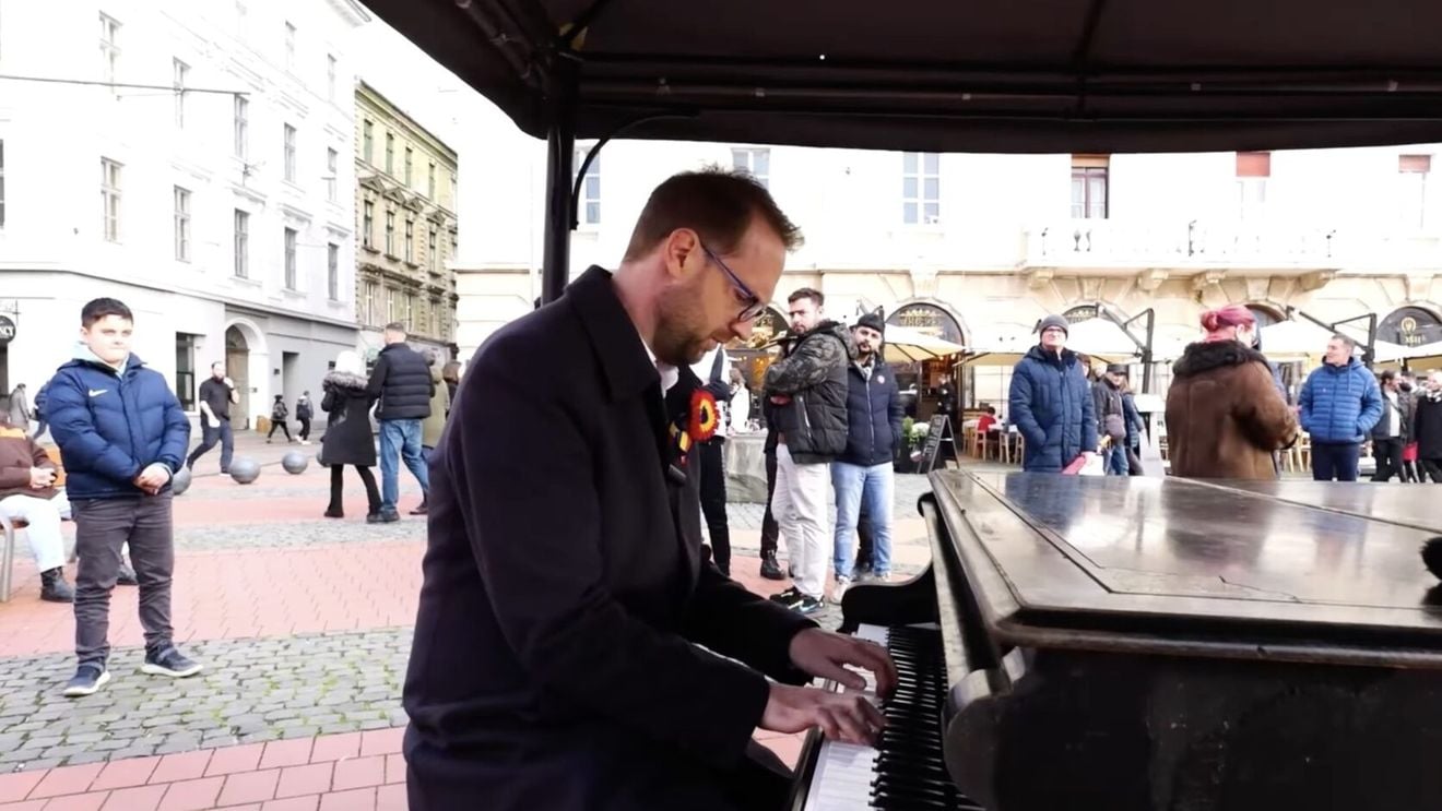 VIDEO În Piața Libertății, timișorenii l-au putut asculta pe primarul Dominic Fritz interpretând la pian „Deșteaptă-te române”