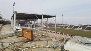 Aproximativ 15.000 de scaune de pe Stadionul „Dan Păltinișanu” au fost preluate de aproape 70 de primării pentru a fi reutilizate / Demolarea arenei ar putea fi gata înainte de termen