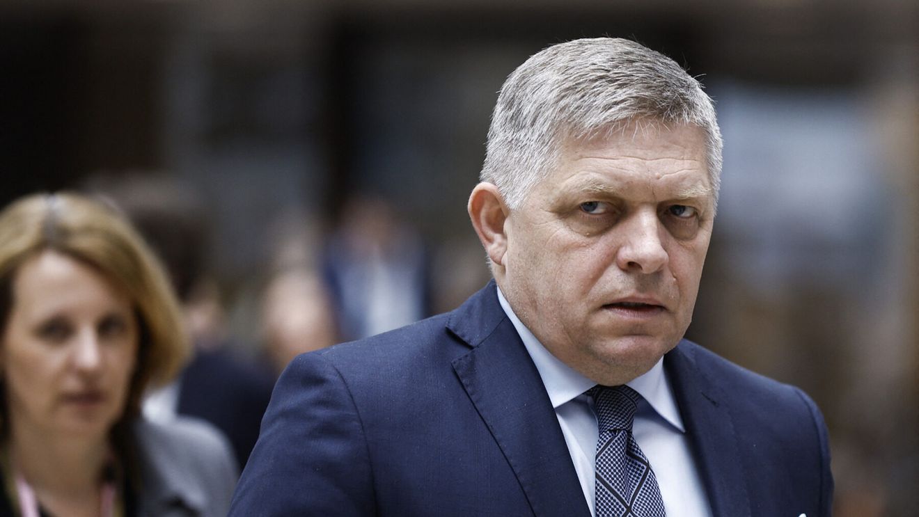 Premierul slovac propune o revizuire a Constituţiei ce riscă să-l aducă în conflict cu Bruxelles-ul prin declararea întâietăţii legislaţiei slovace în faţa celei europene în chestiuni de "identitate naţională", precum familia şi politica de gen