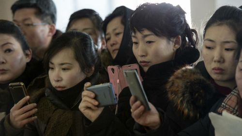 Cum arată un smartphone în Coreea de Nord, cunoscută pentru cenzură. Ultimul model vine „la pachet” cu anumite restricții