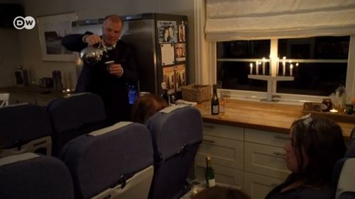 VIDEO Un norvegian și-a amenajat spațiu ca în avion în bucătărie și simulează zboruri pentru nostalgicii călătoriilor ținuți la sol de pandemie