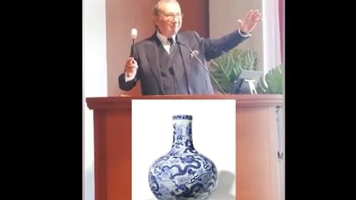 O vază chinezească Tianqiuping a fost estimată la 2000 de euro, dar a ajuns să fie vândută cu 9 milioane de euro/ Proprietara, uluită de prețul vânzării