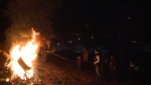 Din cauza poluării, comuna Sadu a renunțat la arderea cauciucurilor de Mătăuze. Feciorii își caută neveste cu focuri din resturi textile și vegetație uscată
