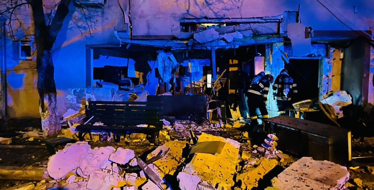 VIDEO / UPDATE O nouă explozie puternică într-un apartament din orașul Buftea / Blocul riscă să se prăbușească / S-a dispus evacuarea persoanelor din imobil și a populației pe o rază de 50 de metri