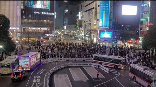 Un cartier popular din Tokyo, în care se află cea mai aglomerată intersecție din lume, îi îndeamnă pe turiști să nu vină acolo de Halloween / „Pagubele cauzate de turismul excesiv au devenit grave”