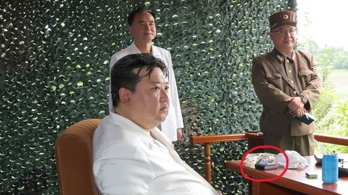 Misterul smartphone-ului pliabil al dictatorului nord-coreean Kim Jong Un: „Este foarte posibil să fi fost introdus în mod secret, prin contrabandă, din China”