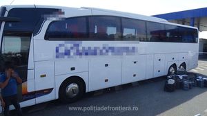 Un șofer turc de autocar, prins în flagrant oferind o mită de 700 de euro unui polițist de frontieră ca să ignore aproape 800 de parfumuri contrafăcute