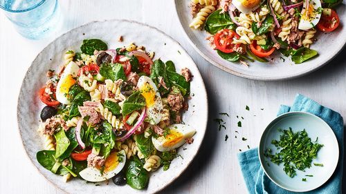 Pastele de vineri seara. O salată niçoise peste care adăugăm fusilli sau penne fierte și răcite. Idee savuroasă de cină rece, de vară, gata în jumătate de oră