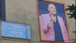 UPDATE Tablouri cu edilul mort al unei comune din Mehedinți, cu paharul de vin în mână, la intrarea în primărie