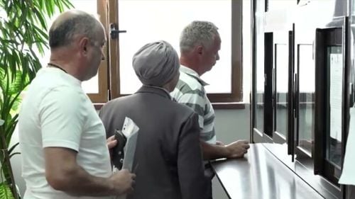 Românii s-au grăbit la ghișee ca să își reînnoiască buletinele pentru a vota: „Abia am făcut cununia și vrem să votăm”