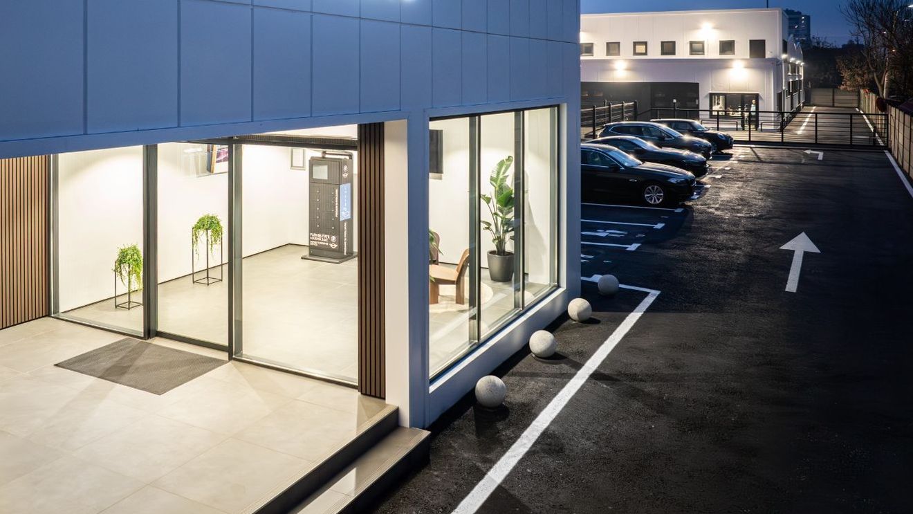 Premieră mondială în România: Un brand auto de lux a lansat un service auto digital în care îți lași mașina la orice oră și plătești online / Cum funcționează și ce servicii oferă noul concept?