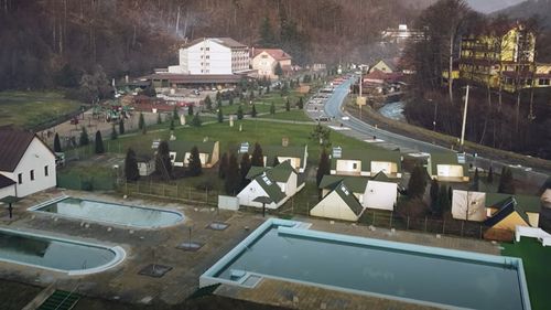 Majoritatea operatorilor turistici din stațiunea Moneasa au renunţat la sejururile de Anul Nou. Mulți și-au suspendat complet activitatea în sezonul rece / Primar: 2023 a fost cel mai dificil an pentru operatorii din turism din ultimele trei decenii