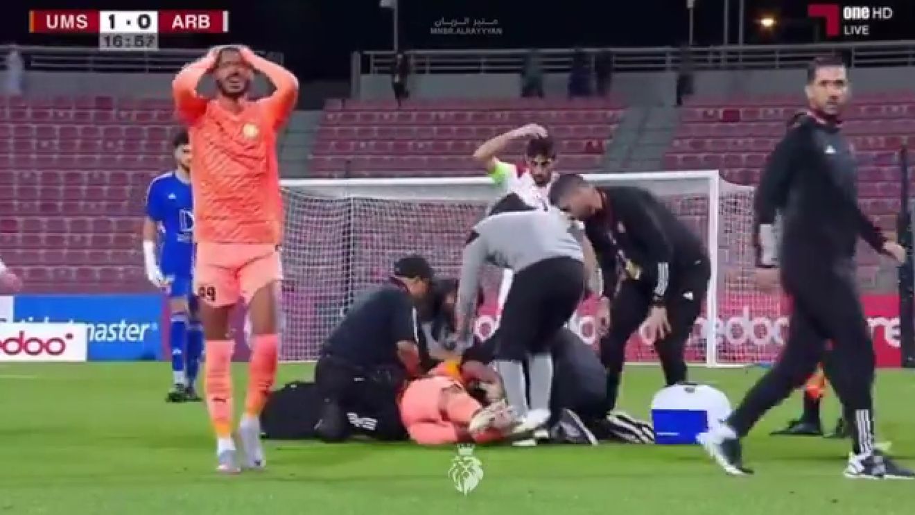 VIDEO Un fotbalist a făcut convulsii și s-a prăbușit, la 10 minute după ce a dat gol într-un meci din Qatar Stars League Cup