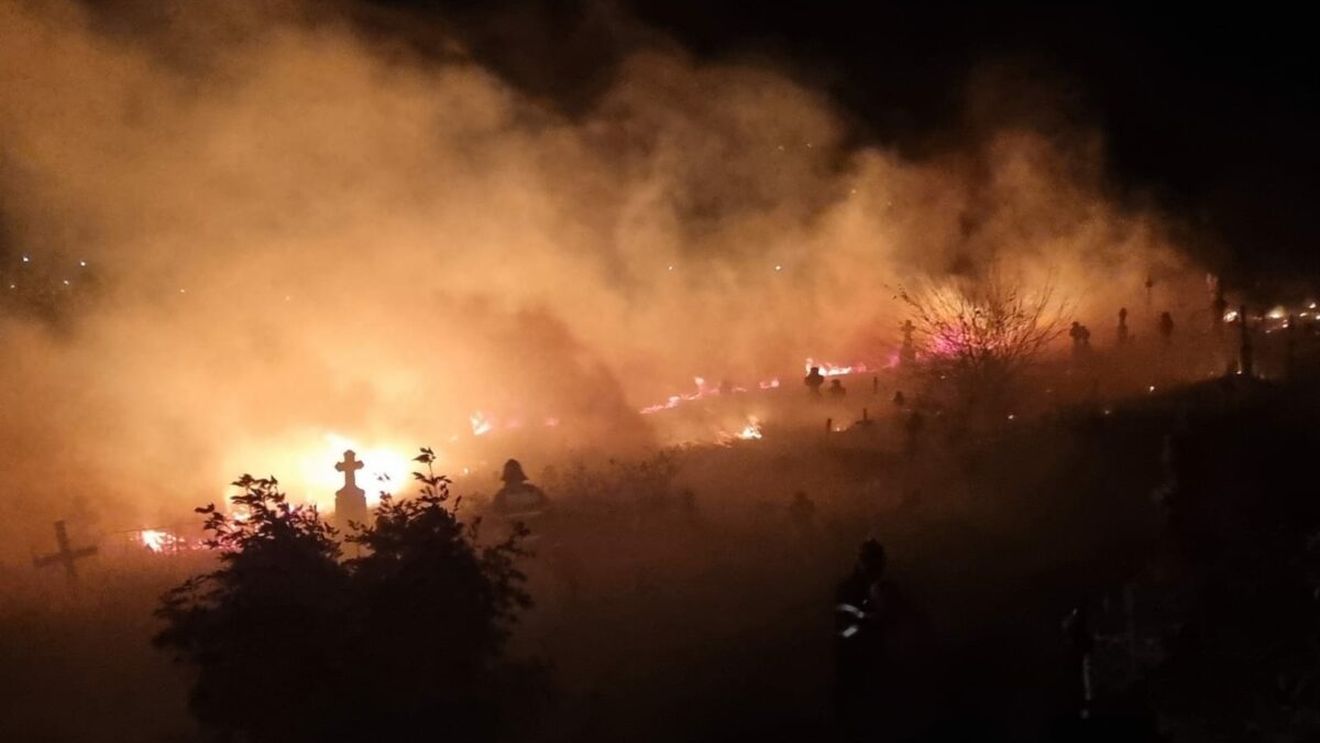 VIDEO O treime din cimitirul din Slava Rusă, Tulcea, a ars în urma unui incendiu