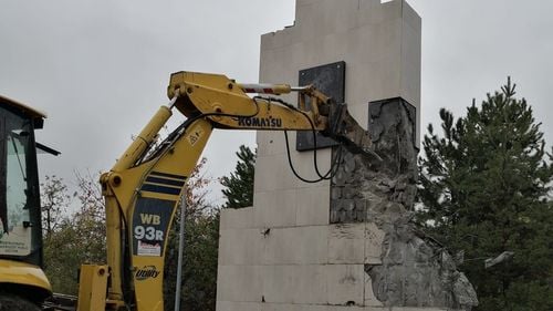 Clotilde Armand anunță dărâmarea „statuii kitsch” amplasate în fața Universității Bioterra