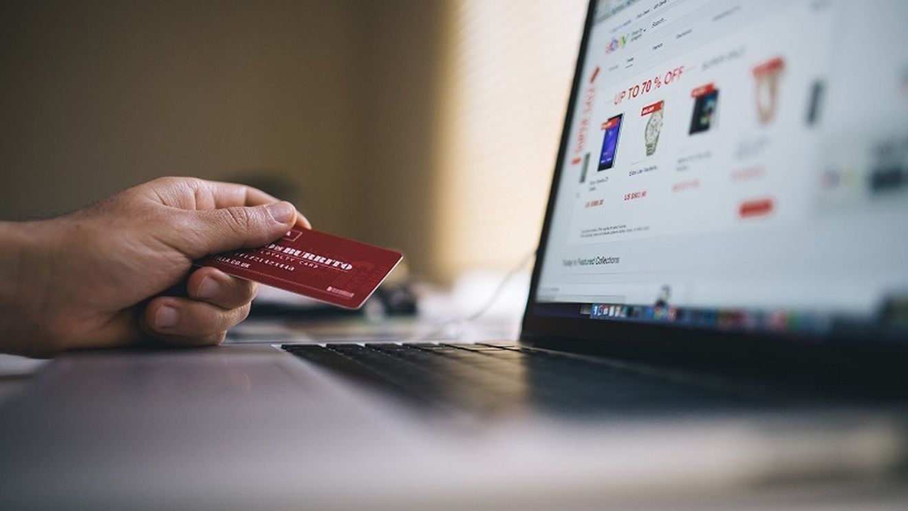 Analiză globală: Unul din cinci consumatori a făcut zilnic cumpărături online