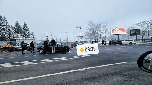 Accident în fața Palatului Parlamentului: două mașini s-au ciocnit puternic, cinci persoane sunt rănite