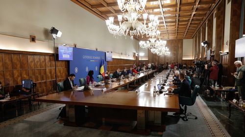 Guvernul amână reorganizarea ministerelor, până la jumătatea anului viitor / Noile taxe impuse mediului de afaceri trebuiau compensate și cu economii de cheltuieli bugetare