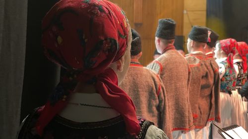 VIDEO Mai merg tinerii români la colindat de Crăciun, alături de prieteni? Ce tradiții se păstrează ”pe bune” în diferitele zone ale țării și cine sunt cei care le continuă cu pasiune?