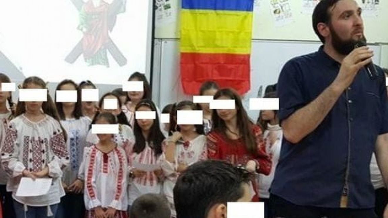 Un călugăr, care este și profesor la o școală generală din Constanța, a postat pe Facebook imagini cu elevi care se schimbă pentru ora de sport