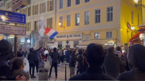 VIDEO Poliţia recurge la gaze lacrimogene la Nisa, pentru a-i dispersa pe suporteri/ Petarde aruncate la Paris în Piaţa Bastilia