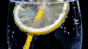 Este apa tonică, folosită în multe cocktail-uri, o băutură sigură? Ce este chinina, efectele sale secundare și posibilele beneficii