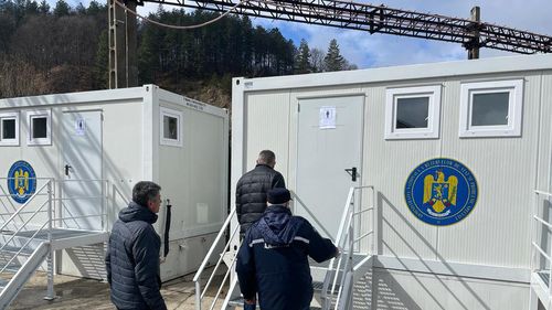 Oamenii din Aninoasa, afectați de cutremurele din 2023, așteaptă încă noile locuințe / Ei locuiesc în continuare în containere modulare
