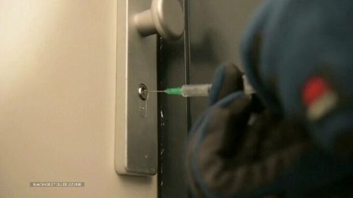 Noua metodă de spargere care a băgat spaima în proprietarii de apartamente. Hoții folosesc mai nou acid azotic