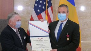 VIDEO Adrian Zuckerman, la decorarea lui Nicolae Ciucă: Vă alăturaţi unui grup mic şi foarte distins de persoane care au primit această medalie. Din acest grup fac parte eroi precum preşedintele Dwight Eisenhower, generalul George S. Patton şi Regele Mihai