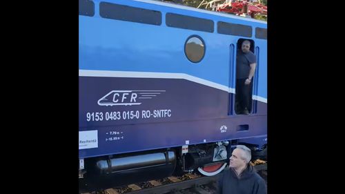 VIDEO O locomotivă modernizată s-a defectat chiar la primul drum / A provocat o întârziere de aproape două ore a unui tren București – Brașov