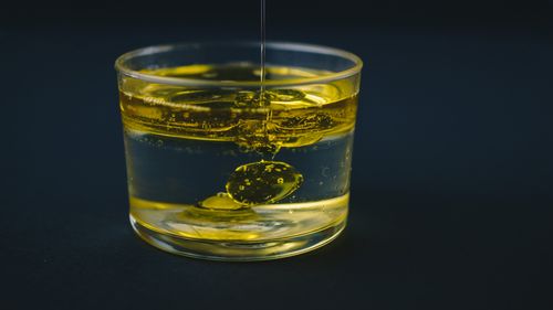 Trend: Mulți oameni beau un shot de ulei de măsline extravirgin imediat după ce se ridică din pat / Experții explică de ce nu este recomandat să faci acest lucru: „Înseamnă 357 de calorii zilnice în plus”