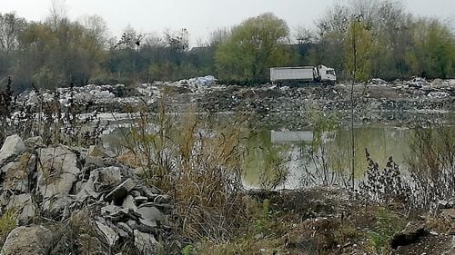 VIDEO Sute de tone de deşeuri deversate zilnic pe malul unei bălţi din comuna ilfoveană Clinceni. Totul se face sub paravanul unui depozit de moloz şi pământ