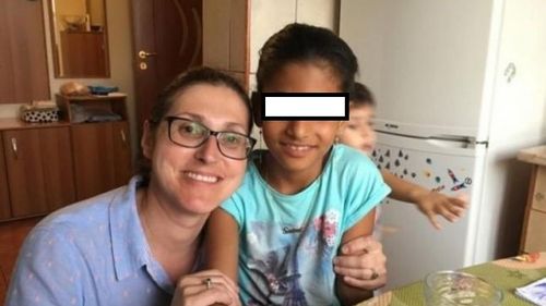 Cazul Sorina, a treia amânare. Cererea procurorului general ca fetița adoptată să nu poată părăsi țara, pasată la Tribunalul Olt