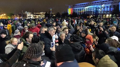 Liderii Alianței 2020 USR-PLUS, la protestul din Piața Victoriei / Cioloş: Dacă nu organizăm anticipate, riscăm în câteva luni să nu mai putem plăti pensii şi salarii / Barna: România nu poate să ajungă o anexă a Rusiei pentru că Dragnea vrea să scape de dosar