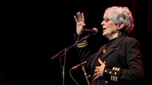 Joan Baez îl atacă pe Trump şi „banda sa de miliardari cu adevărat incompetenţi” / „Democraţia noastră arde” / De ce a vândut mașina Tesla:  ”Cât o detestam!”