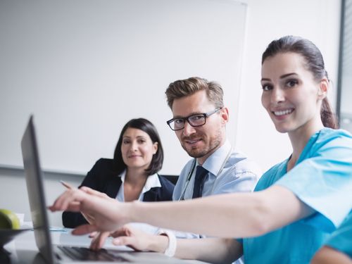 SIGNAL IDUNA și MedLife lansează un parteneriat strategic și introduc o nouă generație de soluții de sănătate pentru companii