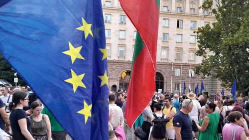 AFP: Jumătate dintre bulgari nu vor în zona euro, într-o ţară în care furia creşte, alimentată de manifestaţii ale naţionaliştilor şi dezinformare: ”Adoptarea euro ar însemna îmbacarea pe Titanic”