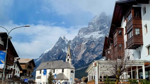 REPORTAJ Cortina d'Ampezzo, după ce s-a stins flacăra olimpică / Șantiere, prețuri de lux și moștenirea de beton și gheață / Viața românilor care lucrează aici