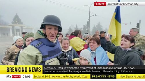 Un corespondent Sky News, întâmpinat de mulțimi euforice de civili ucraineni la Herson