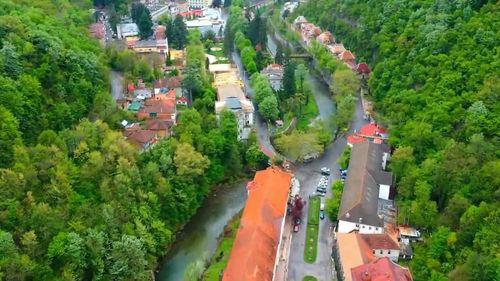 Condamnări grele în dosarul DIICOT privind devalizarea staţiunii Băile Herculane: Instanţa dispune confiscarea a 19 hoteluri şi băi termale / Fostul deputat PSD Iosif Armaş scapă prin prescripţie, dar instanţa cere confiscarea a 5 milioane de euro