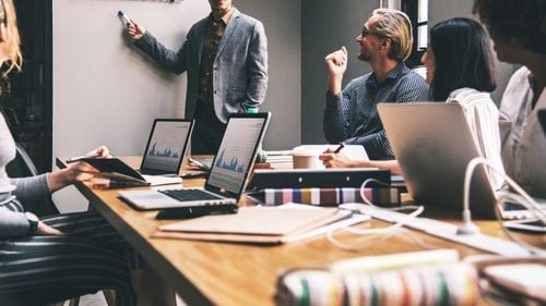 Între roboți, inteligență artificială și blockchain, profesorul nu va fi desființat, ci rezistă în rol central – raportul OECD Digital Education Outlook 2021, despre tehnologiile inteligente care transformă școala