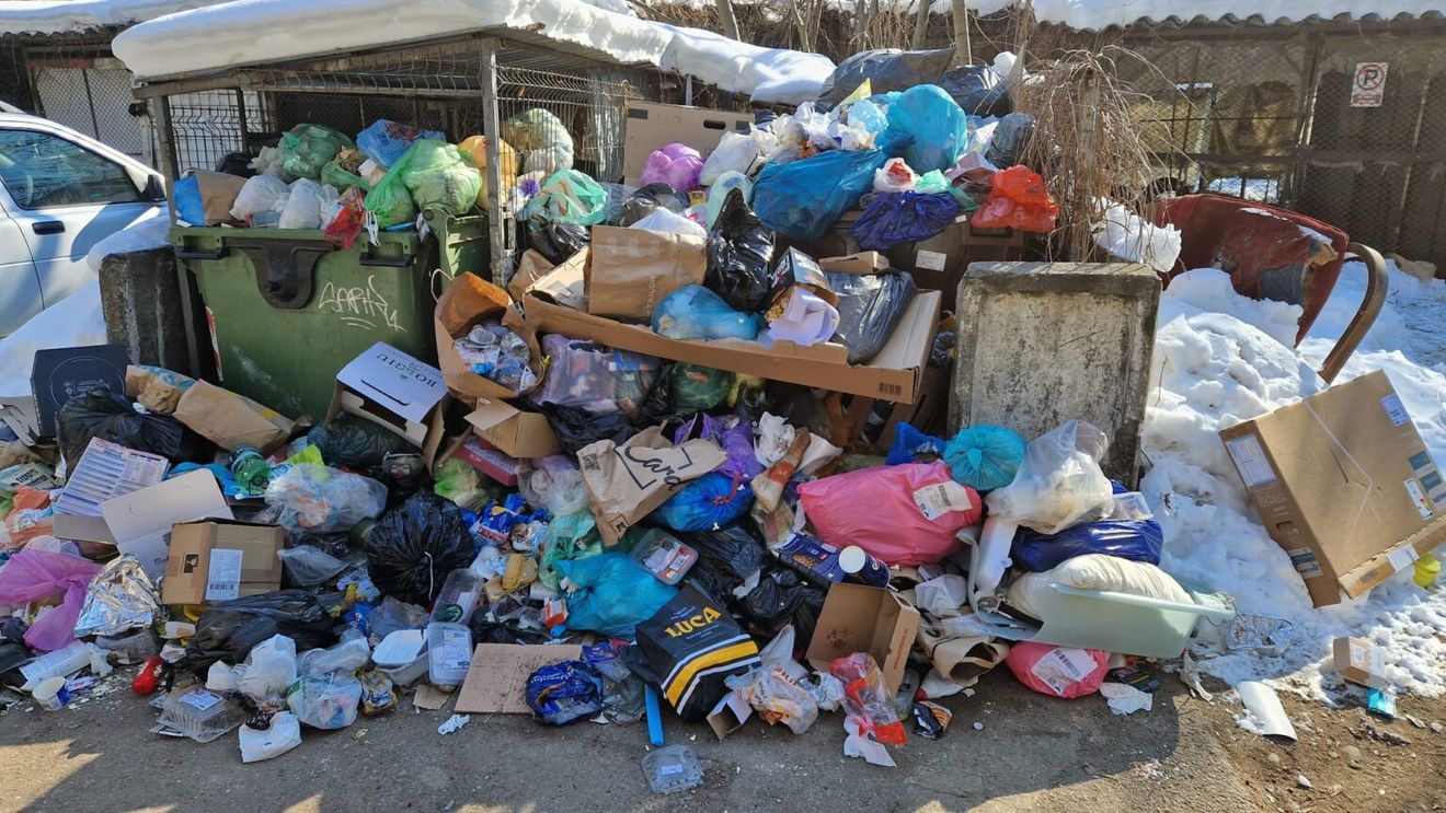180 de tone de gunoi strânse în Ploiești, într-o singură zi / Deșeurile n-au mai fost strânse din oraș timp de o săptămână din cauza unor dispute juridice / Primăria Ploiești a fost amendată de DSP Prahova și ANPC
