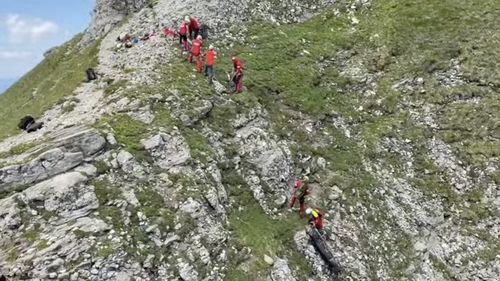 VIDEO Prahova: Acţiune de recuperare a trupului turistului străin lovit de trăsnet în timp ce se afla pe munte