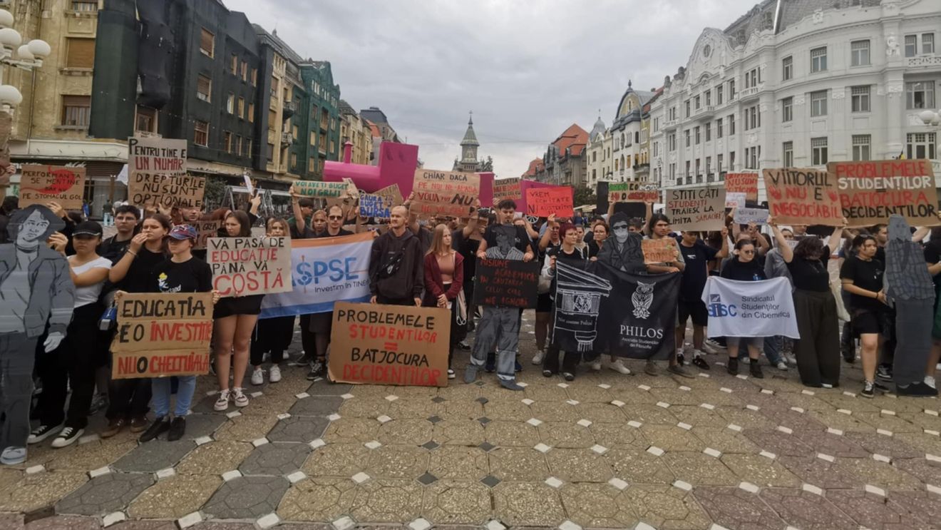 VIDEO&FOTO Protest al studenților din Timișoara față de austeritatea din educație / „Educația nu e o cheltuială, ci o investiție”